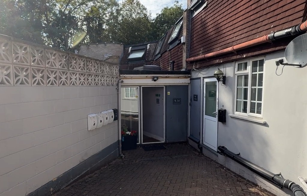 Lot: 155 - SUBSTANTIAL GATED FREEHOLD RESIDENTIAL INVESTMENT COMPRISING 14 FLATS - External image of access to flats 9-14